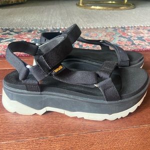 Teva Jadito Universal platform sandal